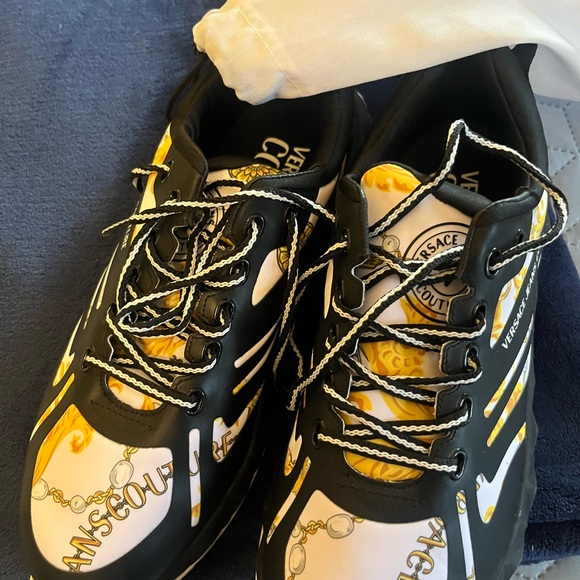 Authentic Italian Versace Black and Yellow Sneakers size 9. Gorgeous 🇮🇹 - Picture 1 of 6